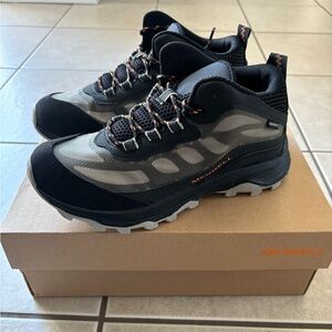 Boys Merrell hiking shoes Size 4 NEW in box